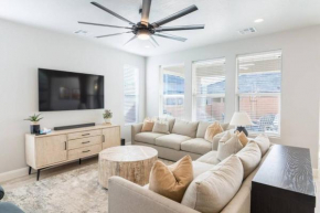 Cozy Sweet Retreat Brand New Private Home w Spa Game Room and Firepit